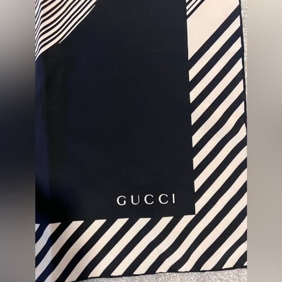 Vintage | Gucci | 100% Silk Authentic Large Gucci Scarf  | 34x34" - Picture 3 of 5
